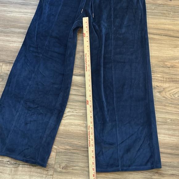 Universal Thread Women's Leisure Studio Mid-Rise Navy Blue Velour Sweatpants - Picture 7 of 8